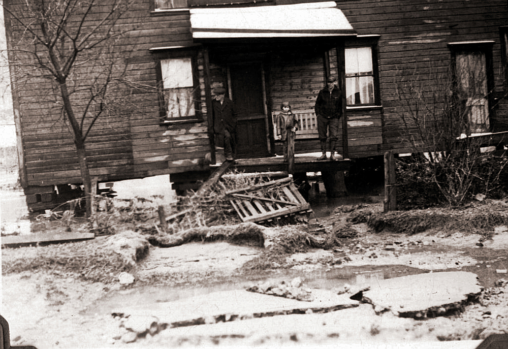 The Flood at Echo, 1936 - Picture 1 of 3.